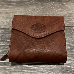 Women’s Buxton bifold wallet. Brown. Excellent condition.